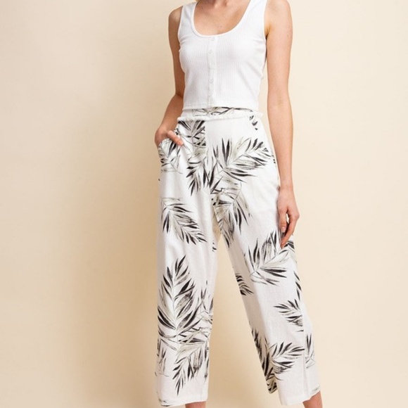 (CLEARANCE)Waist Frayed Midi Leg Pants - Picture 2 of 8